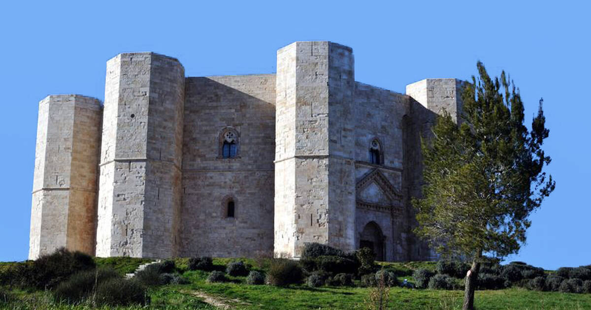 Papier peint Le castel del monte un château octogonal dans les Pouilles en  Italie 