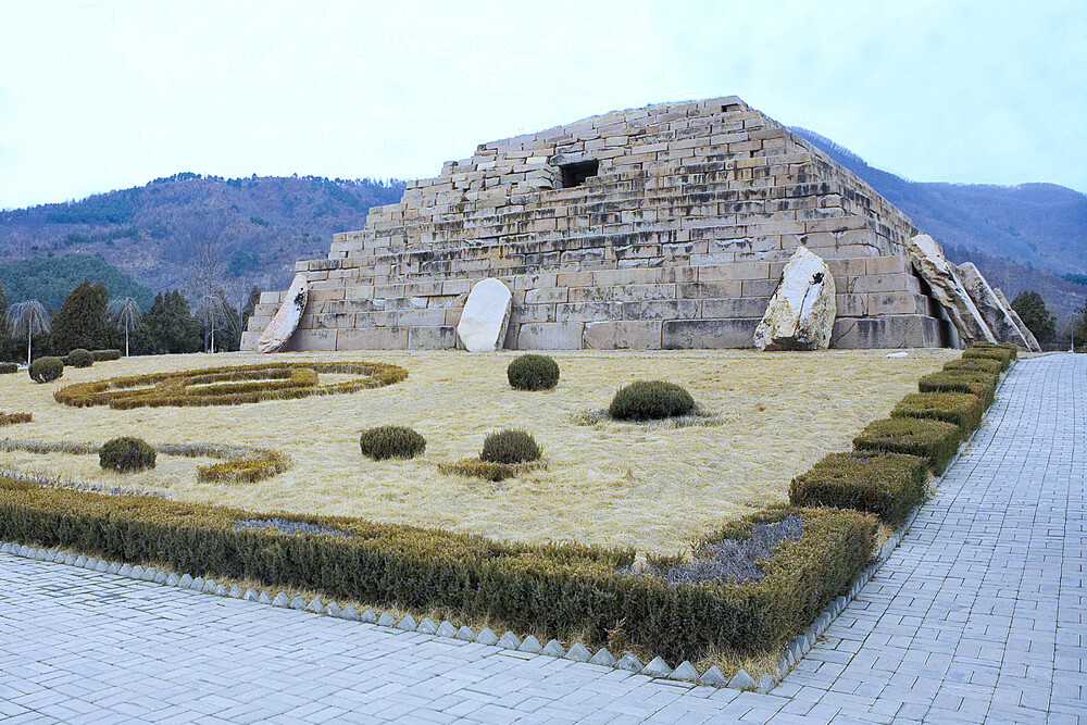 Ancient tomb. Koguryo Tombs. Пирамиды в Корее. Корейские пирамиды памяти. Koguryo Kingdom Kirta.